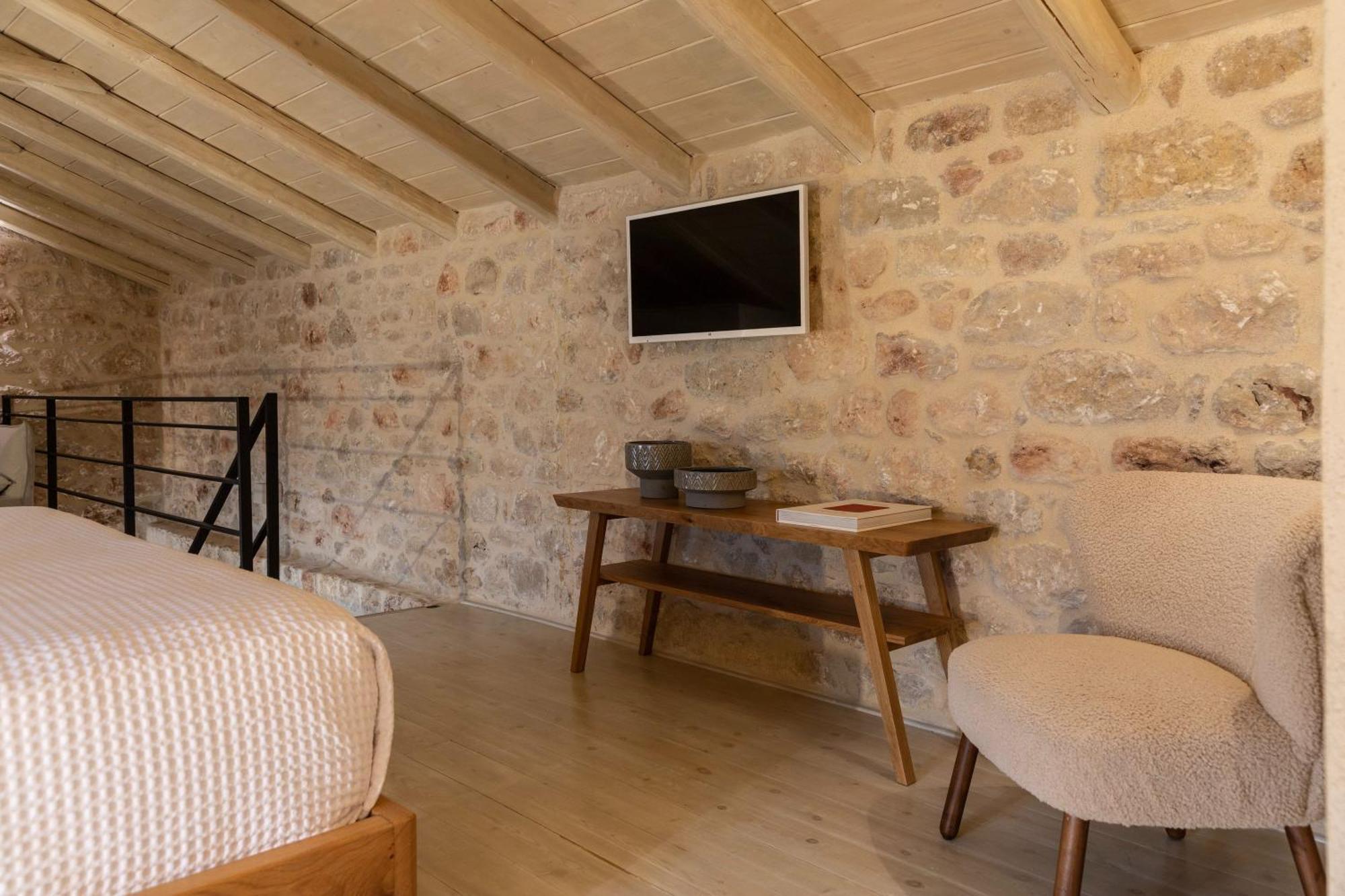 Korona Boutique Hotel Oitilon Exterior photo